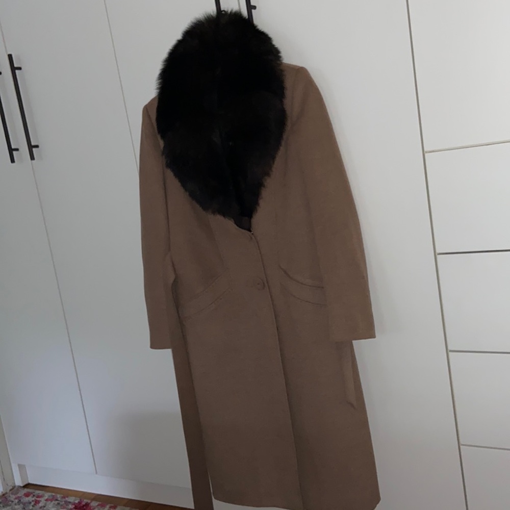 Coat with removable fur collar